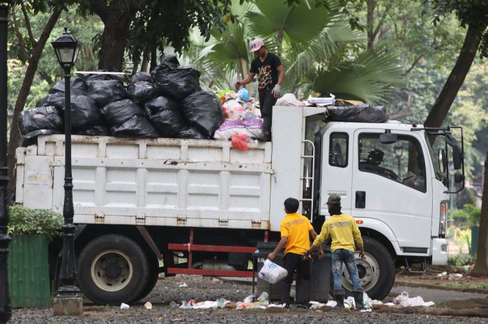 Trash garbage landfill bloomberg esg haulers sharrett technological scheme reimburse becoming landfills friendly