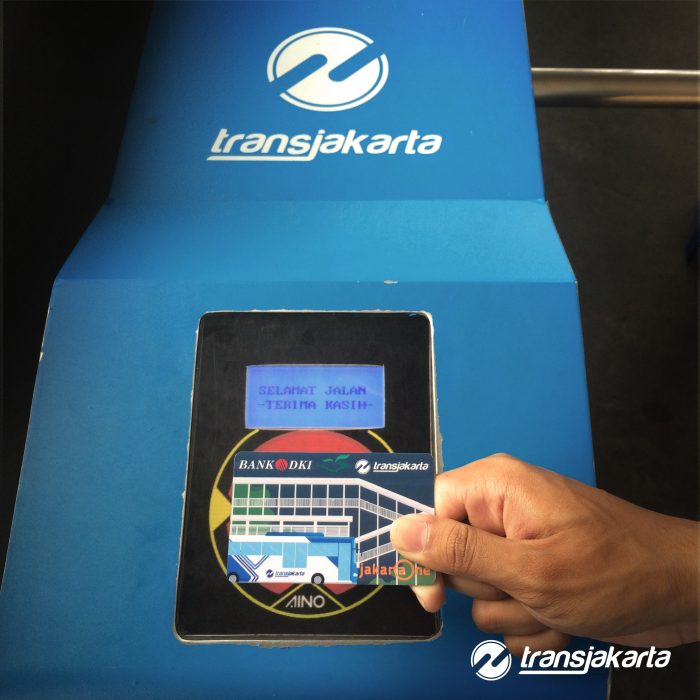 Naik transjakarta pakai kartu krl