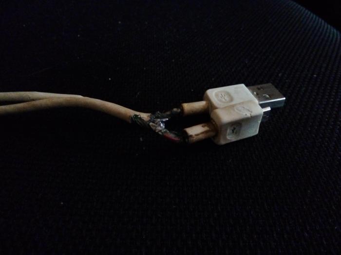 Kabel charger panas